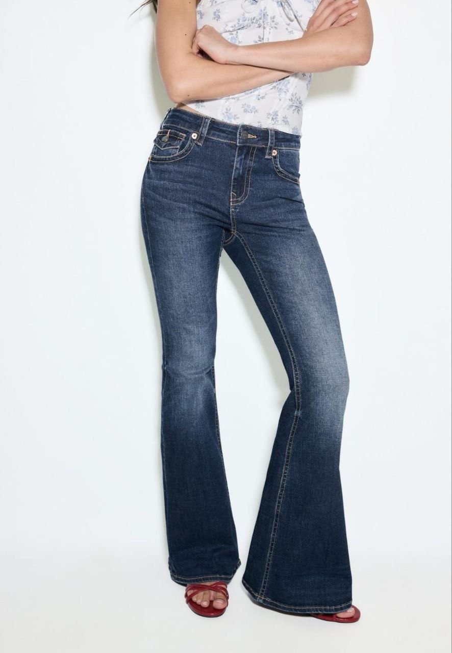 Stradivarius High-Waist Flared Jeans - Image 4