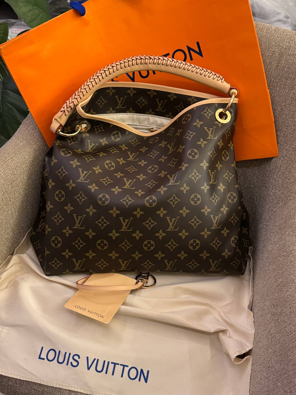 Louis Vuitton Artsy MM Monogram Bag - Image 2