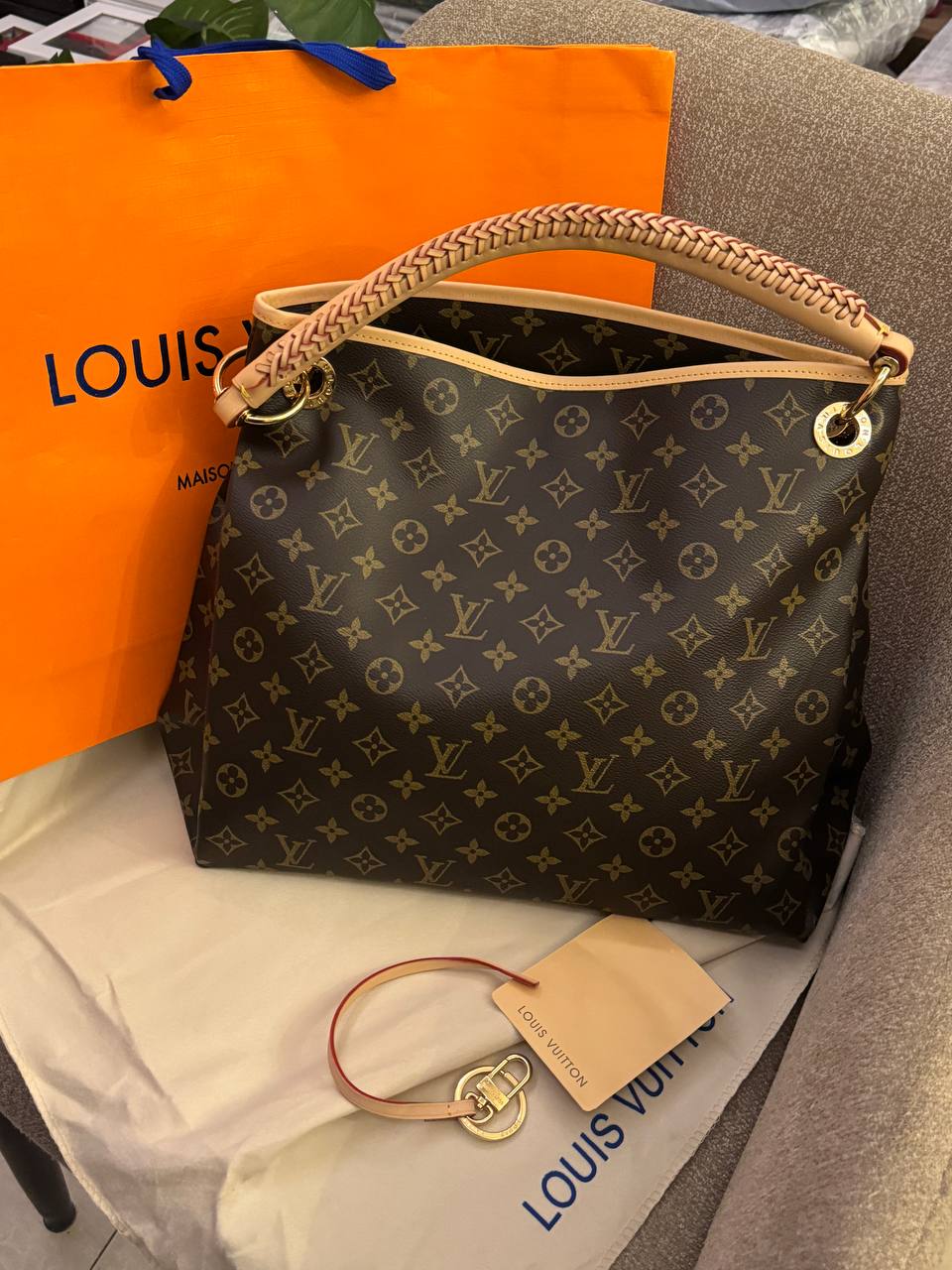 Louis Vuitton Artsy MM Monogram Bag