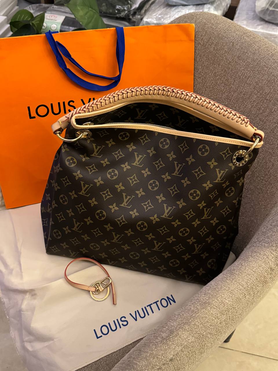 Louis Vuitton Artsy MM Monogram Bag - Image 4